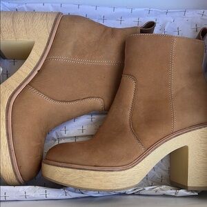 Dolce Vita Tan Ankle Boots with Minimalist Design